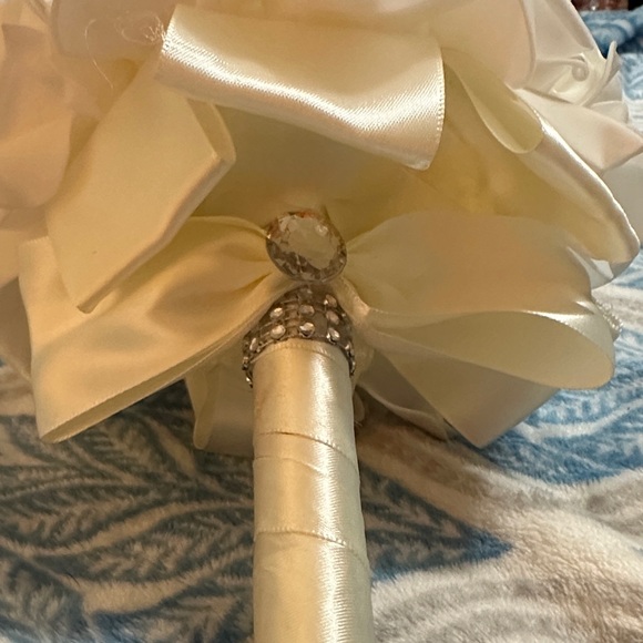 Elegant White Rose Bouquet - Picture 3 of 6